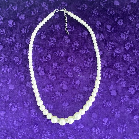 Vintage Tapered Faux Pearl Necklace Lobster Clasp Off White Pearls Rhinestones - Picture 3 of 4